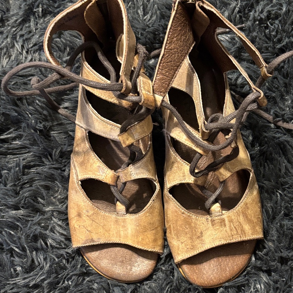 Elegant Tan Leather Women's Sandals - Picture 4 of 4
